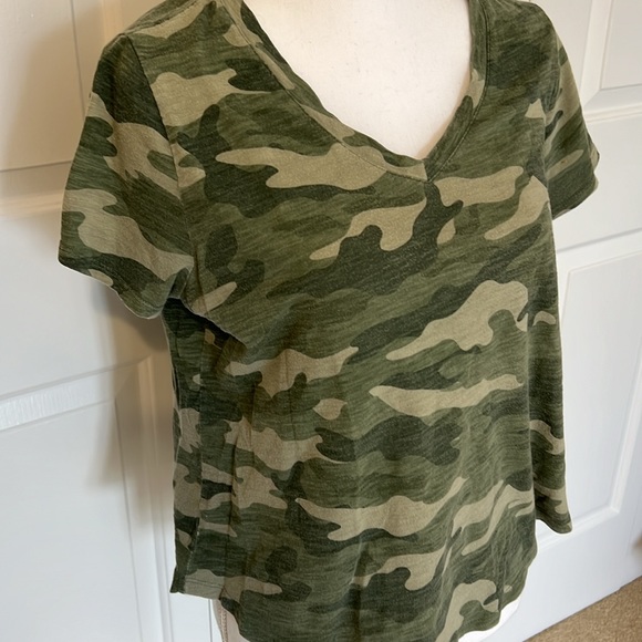 Old Navy Camouflage T-shirt - Picture 2 of 3